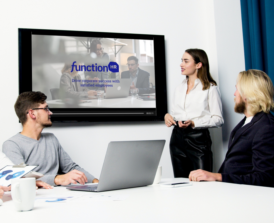 Smart TV mounted on the white wall in the conference room grafik 3 mitarbeiterzufriedenheit